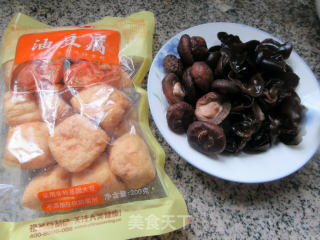 黑木耳香菇烧油豆腐步骤1