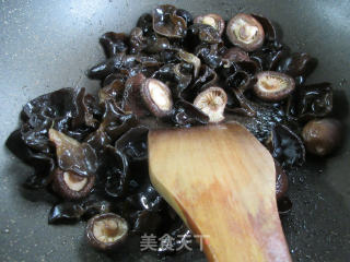 黑木耳香菇烧油豆腐步骤2