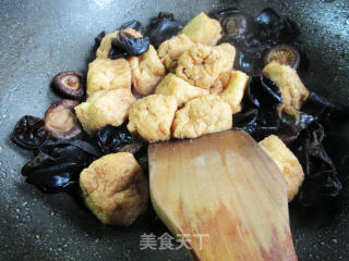 黑木耳香菇烧油豆腐步骤8