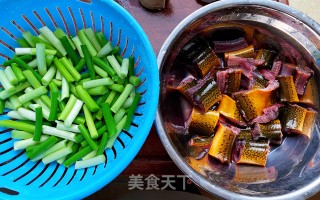鳝鱼烧蒜苗步骤1