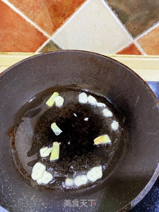 鳝鱼烧蒜苗步骤2