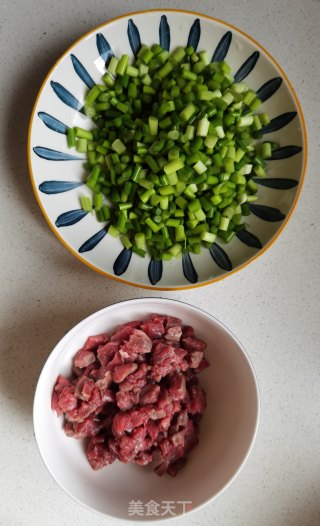 蒜苔炒牛肉丁步骤2