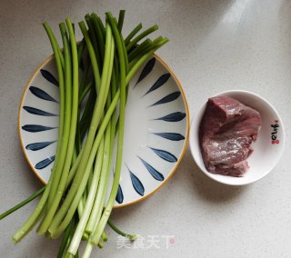 蒜苔炒牛肉丁步骤1