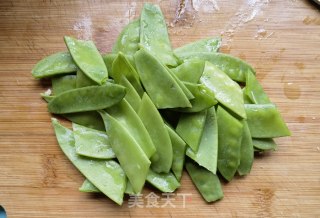 荷兰豆洋葱茶油炒鸡蛋步骤1