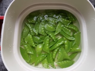 荷兰豆洋葱茶油炒鸡蛋步骤2