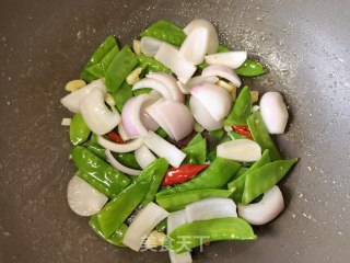 荷兰豆洋葱茶油炒鸡蛋步骤12