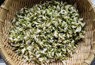 油泼蒸槐花步骤2