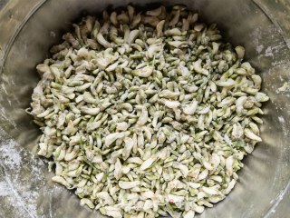 油泼蒸槐花步骤6