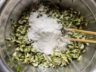 油泼蒸槐花步骤5