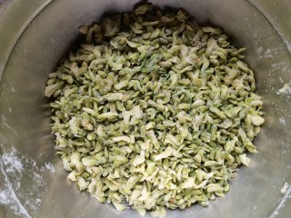 油泼蒸槐花步骤9