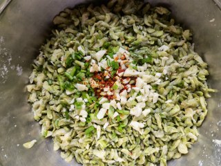 油泼蒸槐花步骤13