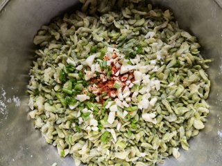 油泼蒸槐花步骤11
