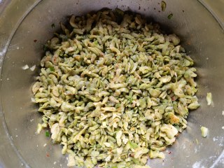 油泼蒸槐花步骤14