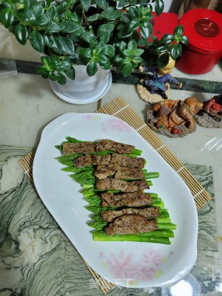 烤黑椒牛排拼芦笋步骤10