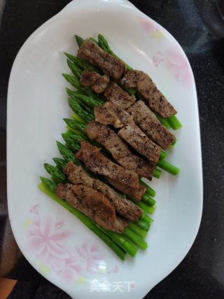 烤黑椒牛排拼芦笋步骤9