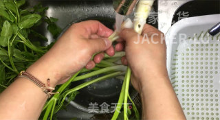 家常香干炒水芹，材料简单，制作方便，鲜香可口，非常下饭。 步骤2