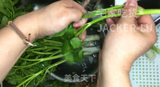 家常香干炒水芹，材料简单，制作方便，鲜香可口，非常下饭。 步骤3