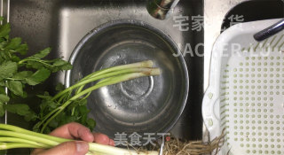 家常香干炒水芹，材料简单，制作方便，鲜香可口，非常下饭。 步骤1