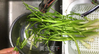 家常香干炒水芹，材料简单，制作方便，鲜香可口，非常下饭。 步骤4