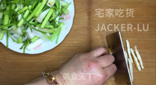 家常香干炒水芹，材料简单，制作方便，鲜香可口，非常下饭。 步骤6
