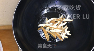 家常香干炒水芹，材料简单，制作方便，鲜香可口，非常下饭。 步骤7