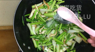 家常香干炒水芹，材料简单，制作方便，鲜香可口，非常下饭。 步骤9