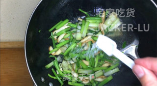 家常香干炒水芹，材料简单，制作方便，鲜香可口，非常下饭。 步骤10