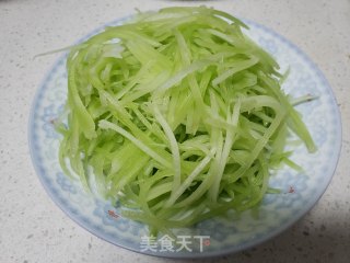 莴笋丝炒红萝卜丝步骤1