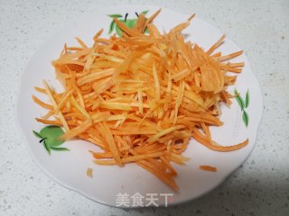 莴笋丝炒红萝卜丝步骤2
