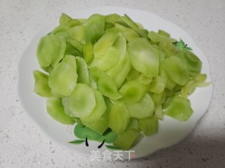 莴笋炒鸭蛋步骤5