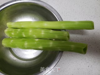 莴笋炒鸭蛋步骤4