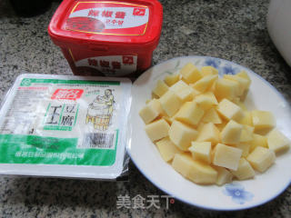 洋芋艿煮豆腐步骤1