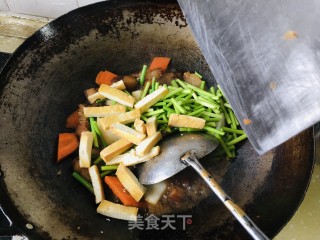 家庭版红烧肉大烩菜步骤8