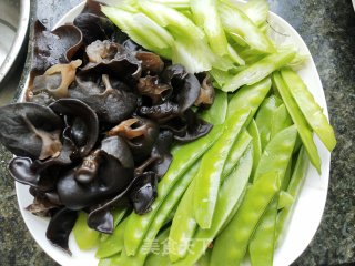 西芹木耳炒荷兰豆步骤1