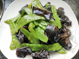 西芹木耳炒荷兰豆步骤6