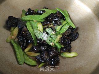 西芹木耳炒荷兰豆步骤5