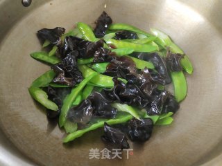 西芹木耳炒荷兰豆步骤4