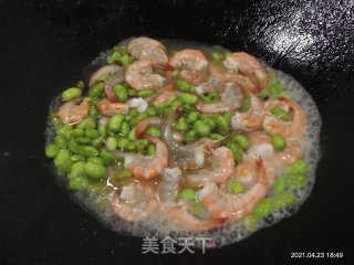 鲜虾焖毛豆步骤7