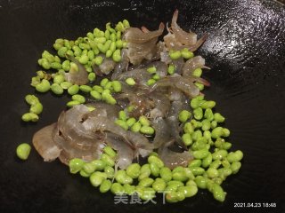 鲜虾焖毛豆步骤6
