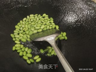 鲜虾焖毛豆步骤5