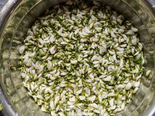 小米椒蒜瓣炒槐花步骤1