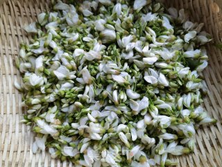 小米椒蒜瓣炒槐花步骤2