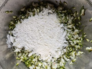 小米椒蒜瓣炒槐花步骤5