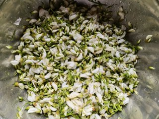 小米椒蒜瓣炒槐花步骤4