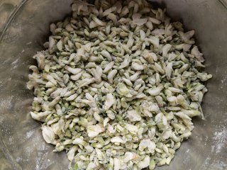 小米椒蒜瓣炒槐花步骤6