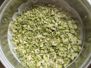 小米椒蒜瓣炒槐花步骤8