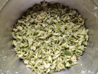 小米椒蒜瓣炒槐花步骤9