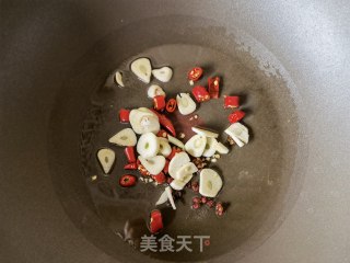小米椒蒜瓣炒槐花步骤10