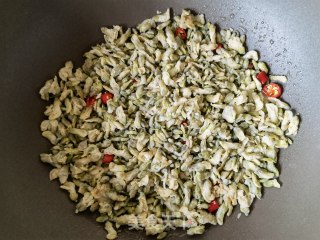 小米椒蒜瓣炒槐花步骤11