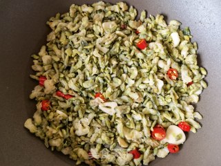 小米椒蒜瓣炒槐花步骤14